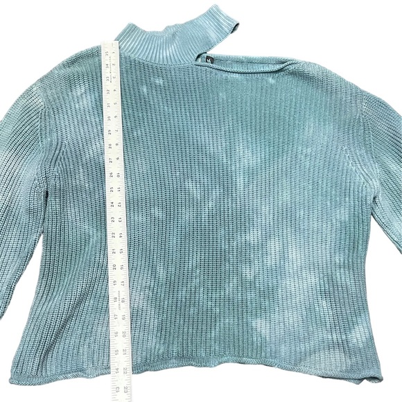 Brightly Twisted Print Sweater w/ Color Cut Out / Size: Medium/ Color: Turquoise - Picture 5 of 6